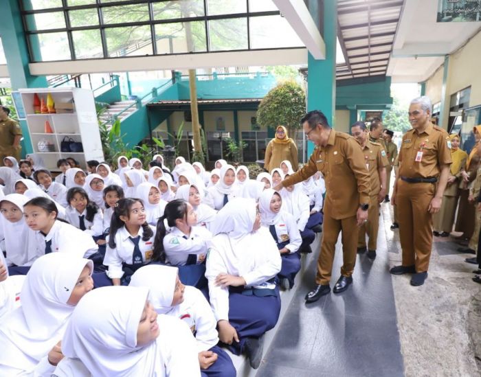 Wali Kota Nurochman Sapa Siswa SMPN 1 dalam Kegiatan Batu Greenation Goes To School