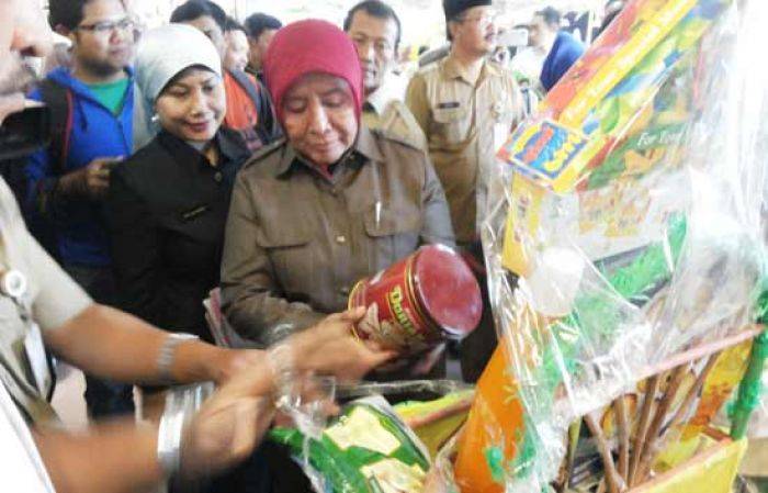 Jelang Lebaran, Wali Kota Probolinggo Sidak Mamin Kadaluarsa, Bongkar Parsel, Teliti Isi Rak