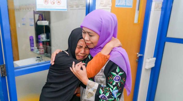 Gubernur Khofifah Kunjungi Korban Kecelakaan Maut di Jember, Serahkan Santunan dan Doa Kesembuhan