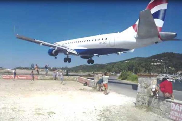 ​Skiathos, Bandara Paling Berbahaya karena Pesawat Terbang 10 Meter di Atas Pantai