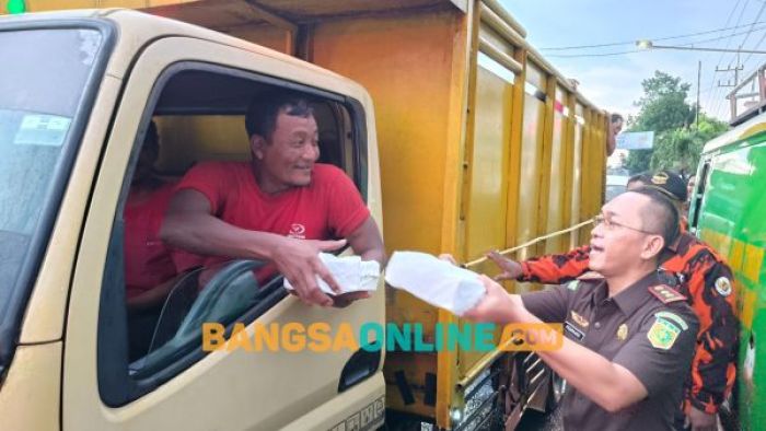 Kajari Kabupaten Kediri Bagikan Takjil kepada Pengendara di Traffic Light Ngasem