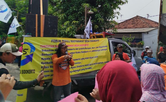 Tuntut Penyelesaian Masalah ini, Warga Sidokerto Sidoarjo Gelar Unjuk Rasa dan Segel Kantor Desa