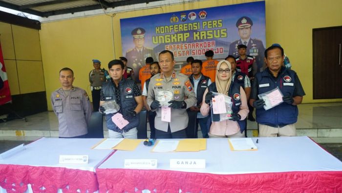 Polresta Sidoarjo Tangkap 4 Pelaku dan Sita 2,6 Kg Ganja di Pertengahan Juli Polresta Sidoarjo Tangkap 4 Pelaku dan Sita 2,6 Kg Ganja di Pertengahan Juli