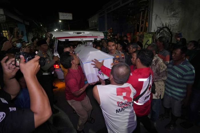 Korban Laka Laut Pantai Drini Tiba, Pj Wali Kota Mojokerto Turut Sholati Jenazah