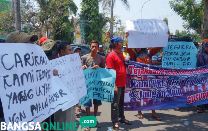 PKL Demo DPRD Jombang, Tolak Penggusuran