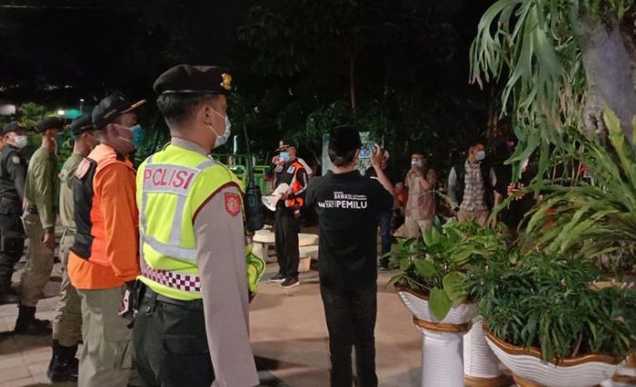 Tak Sesuai Ketentuan KPU, Bawaslu Surabaya Tertibkan 2.008 APK Paslon Pilwali Surabaya