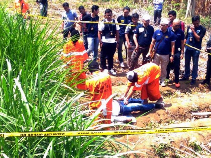 Pembunuhan Sadis di Sungai Rolak Direkonstruksi Reskrim Polres Malang Kota