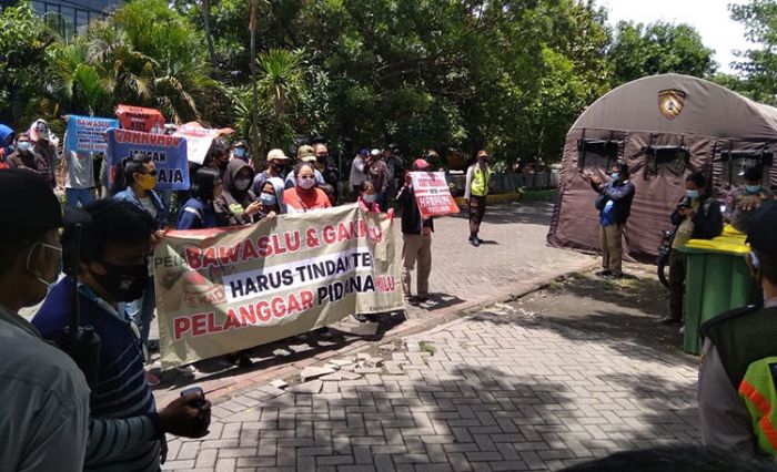 Puluhan Massa Ngeluruk Bawaslu Surabaya, Tuntut Transparansi Aduan Penanganan Pelanggaran Pemilu