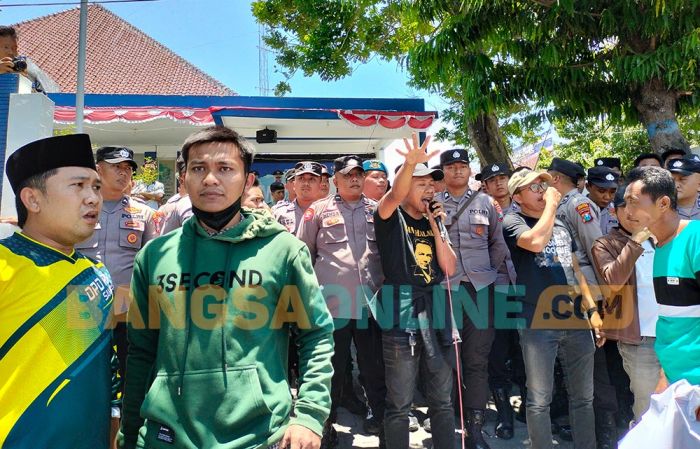 Kecewa Lantaran Diduga Tak Diusulkan PPPK, Puluhan Tenaga Kesehatan Puskesmas di Sampang Demo Dinkes