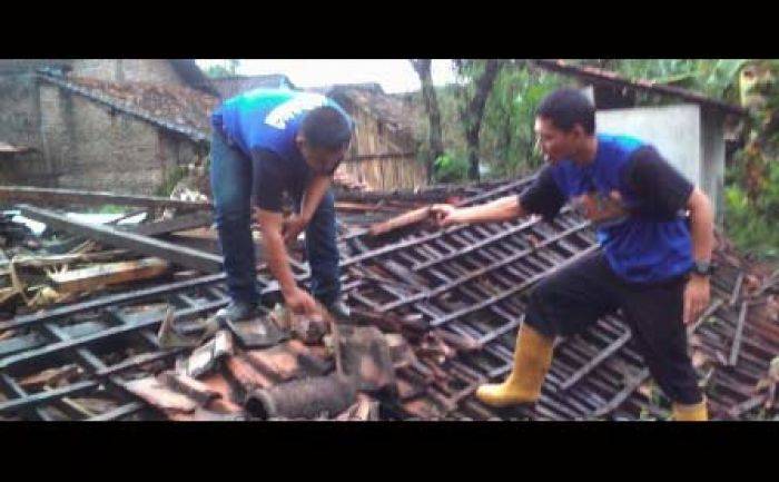 Hujan Angin Disertai Es Rusak Rumah Warga di Nganjuk