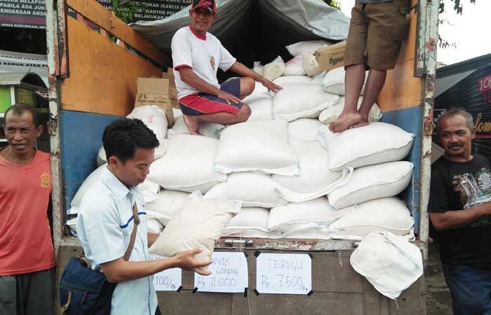 Tekan Gejolak Harga Beras, Bulog Operasi Pasar di Kota Blitar