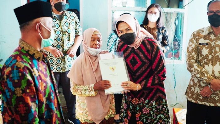 Wali Kota Batu Serahkan 138 Sertifikat Redistribusi Tanah kepada 113 KK di Dusun Kekep