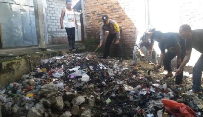 Cegah DBD, Polsek Pulung Lakukan Kerja Bakti Serentak