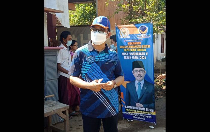 Anggota DPR RI Aminurokhman Beri Bantuan Mesin Potong Rumput kepada Pemuda Rejoso