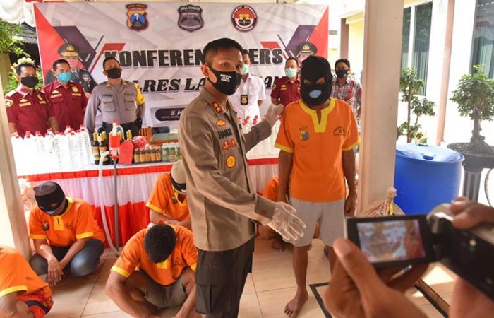 Tewaskan 9 Orang, Polres Lamongan Tetapkan 6 Tersangka Penjual Miras Oplosan Tewaskan 9 Orang, Polres Lamongan Tetapkan 6 Tersangka Penjual Miras Oplosan
