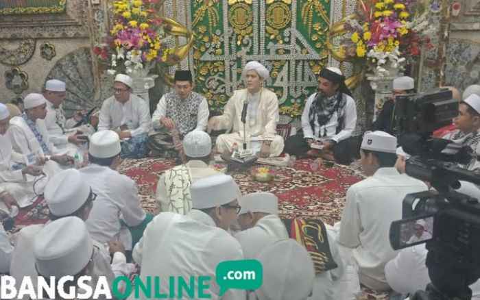 Tak Pernah Bicara, Master Limbad Ikut Bersalawat di Surabaya