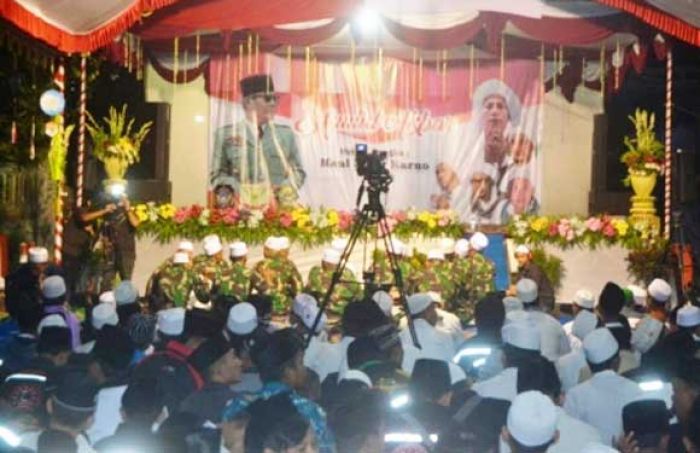 Kosidah "Hadarah" Prajurit Yonif 511 Meriahkan Haul Bung Karno di Blitar