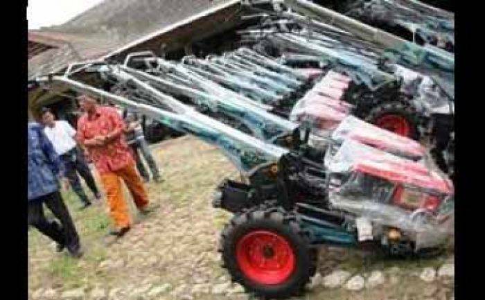 Tracktor Bantuan Jokowi di Lamongan ‘Mangkrak’