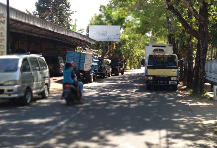 Parkir Mobil Sembarangan, Bengkel di Jalan Satsuit Tubun Pacitan Ganggu Lalu Lintas