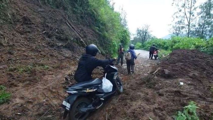 Jalur Cangar-Pacet Ditutup Sementara Akibat Longsor Usai Hujan Deras