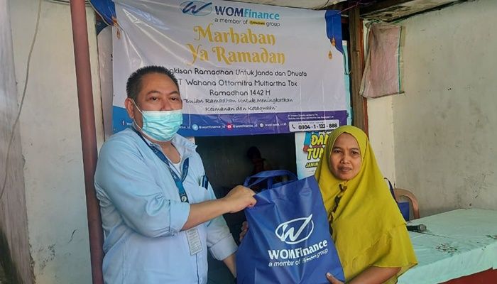 Jelang Lebaran, WOM Finance Cabang Sidoarjo Bagikan Bingkisan untuk Janda dan Duafa