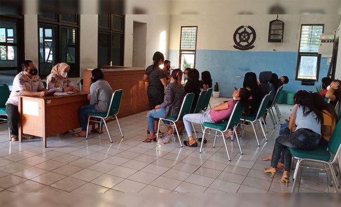 Satpol PP Gresik Razia Warung di Sekitar Telaga Ngipik, Amankan 18 Perempuan Penjaga Warung