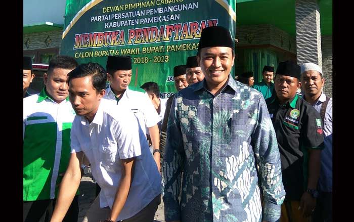 Diantar Pendukungnya, Badrut Tamam Kembalikan Formulir Pendaftaran Cabup Pamekasan ke PPP