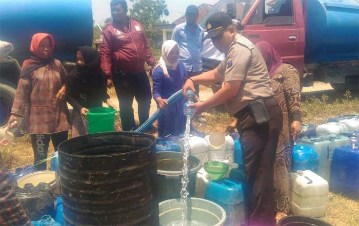 Sambut HUT Lantas, Polres Bangkalan Salurkan 5 Tangki Air Bersih ke Kecamatan Geger