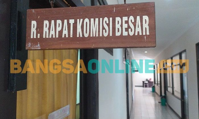 Kinerja PJ Desa Batoporo Barat Diduga Tak Maksimal, Komisi I DPRD Sampang Gelar Rapat Tertutup