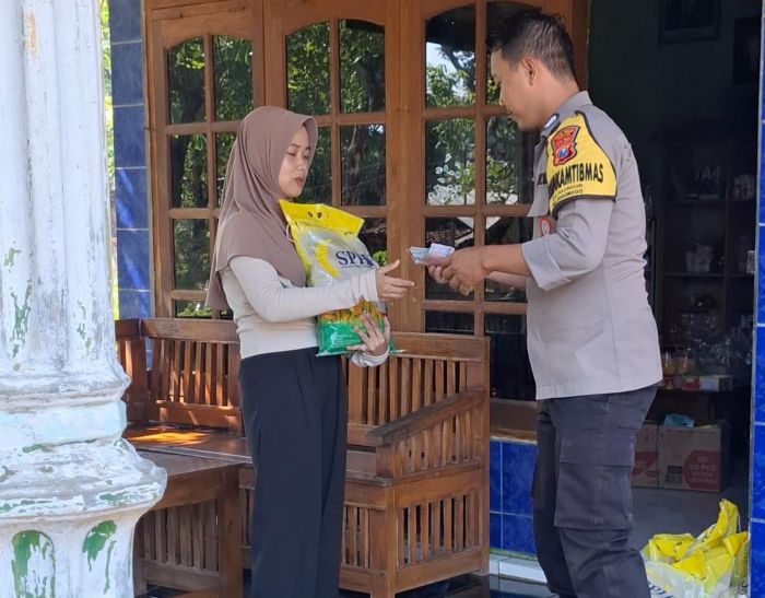 Bhabinkamtibmas di Ngawi Gagas Layanan Antar Beras SPHP dengan COD ke Rumah Warga 