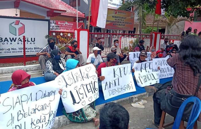 ​Tak Lolos Ikut Pilwali, FPI Pendukung Listeng Geruduk Kantor Bawaslu Kota Blitar