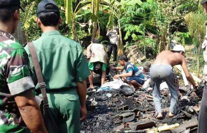 Diduga Listrik Konslet, Satu Rumah di Jombang Kebakaran