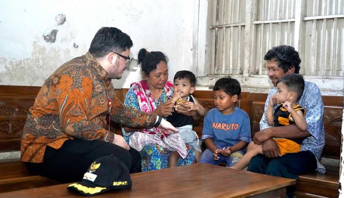Bupati Kediri Beri Bantuan Usaha ke Keluarga Pengasuh 3 Cucu