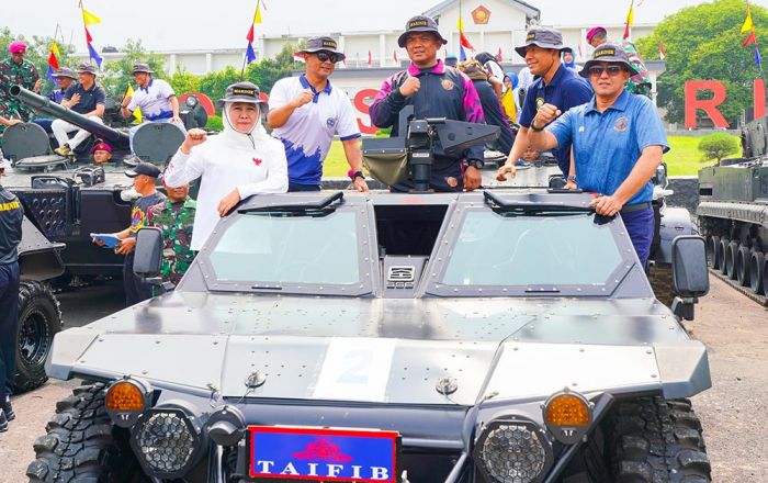 Hadiri Inagurasi Pasmar 2, Gubernur Khofifah Bersama TNI AL Tanam 1.000 Pohon dan Serahkan Bansos