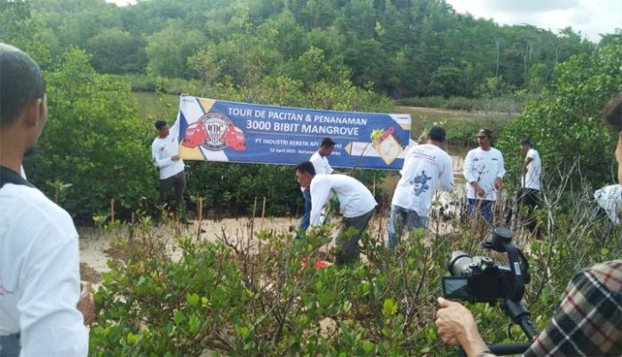 PT INKA Madiun Peduli Kelestarian Pantai di Pacitan