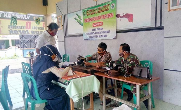 Babinsa dan Relawan Desa Pabian Kerja Bareng Bikin Masker