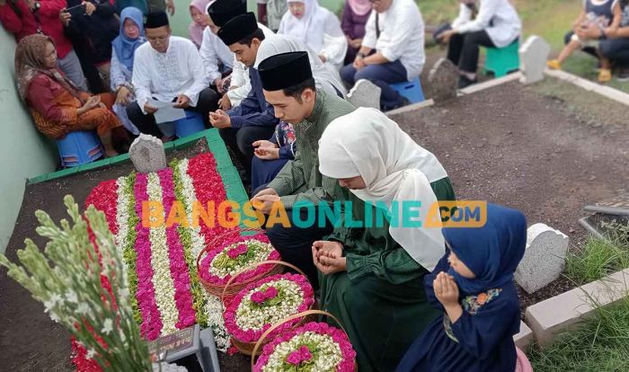 Khofifah Ziarah ke Makam Keluarga Sebelum Mencoblos