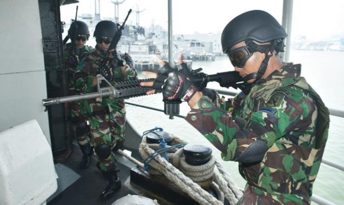 Latihan VBSS, Tim Satban Koarmada II Sukses Tangkap Kapal Penyelundup