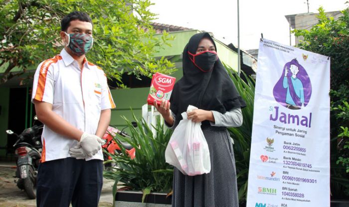 Si Jamal Kirim Susu untuk Anak-anak di Kelurahan Dandangan yang Mengisolasi Diri