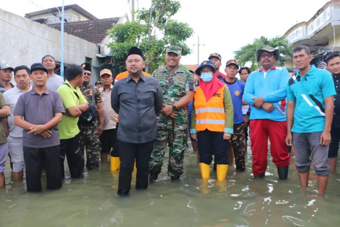Sambangi Korban Banjir, Bupati Gresik Janji Percepat Penanganan Kali Lamong