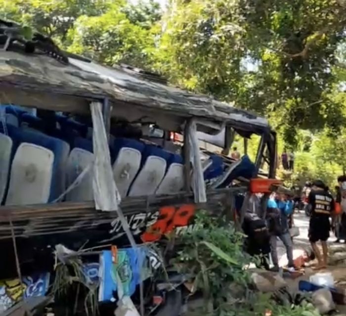 Diduga Rem Blong, Bus Pariwisata dari Arah Bromo Nyungsep ke Rumah Warga di Probolinggo Diduga Rem Blong, Bus Pariwisata dari Arah Bromo Nyungsep ke Rumah Warga di Probolinggo