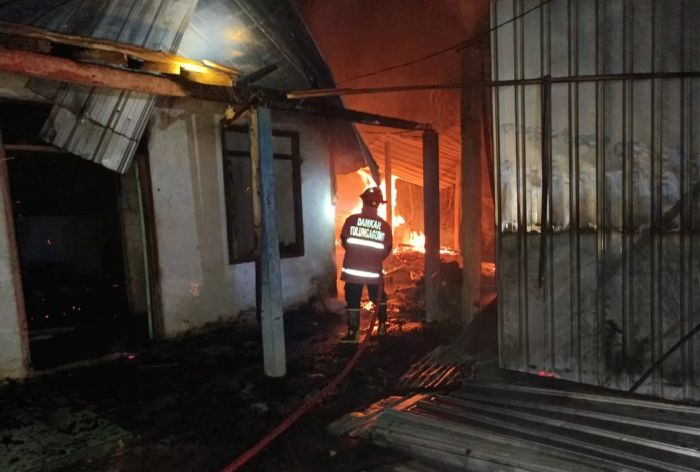 Bakar Sampah untuk Usir Nyamuk, Rumah dan Enam Kambing di Tulungagung Ludes Terbakar