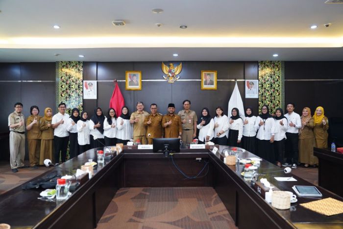 Saksikan Teken Perjanjian Kerja Tenaga Layanan Kesehatan, Wali Kota Batu Tekankan Profesionalitas Saksikan Teken Perjanjian Kerja Tenaga Layanan Kesehatan, Wali Kota Batu Tekankan Profesionalitas