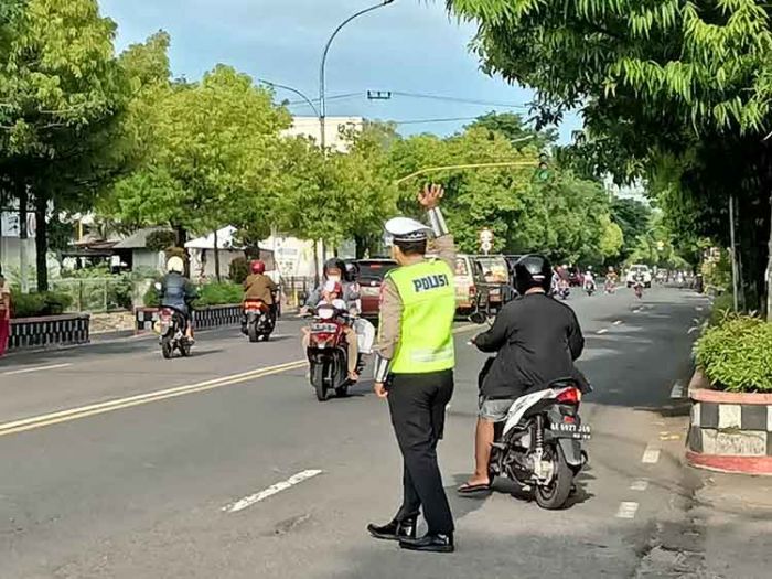 Urai Kemacetan, Jajaran Polres Ngawi Siaga Tiap Pagi di Jalan Raya