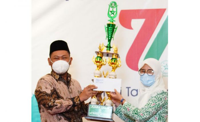 Harlah ke-71 Fatayat NU, PAC Panceng Terima Trofi Juara Umum dari Bupati Gus Yani