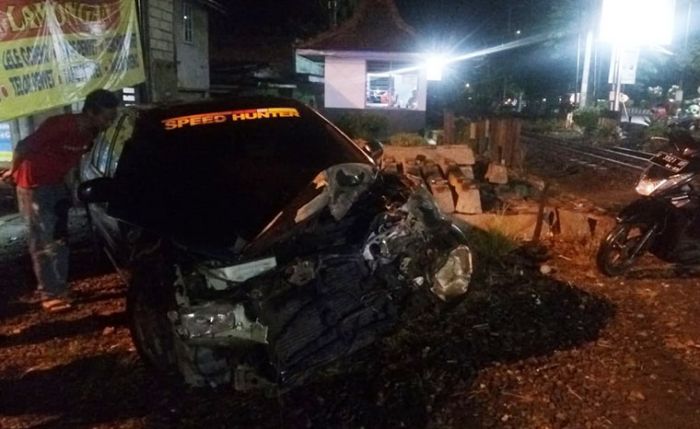 Mobil Sedan Ditumpangi Satu Keluarga Tertabrak Kereta Api di Tanggulangin Sidoarjo