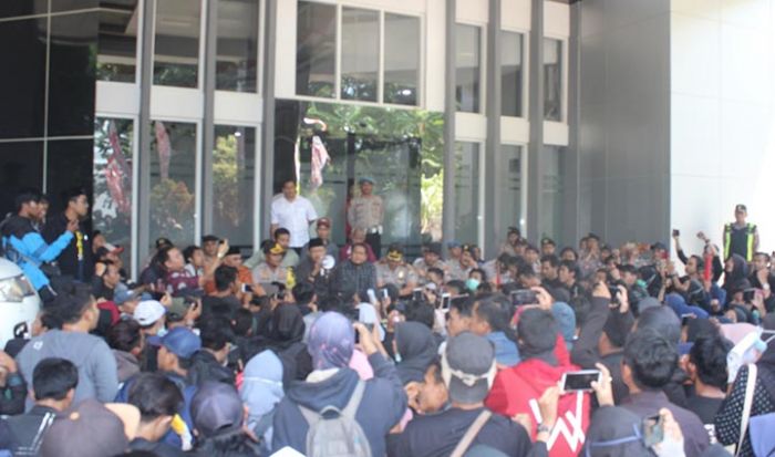 Tolak Draf RUU KUHP dan Tuntut Pencabutan UU KPK, Mahasiswa di Pasuruan Demo DPRD