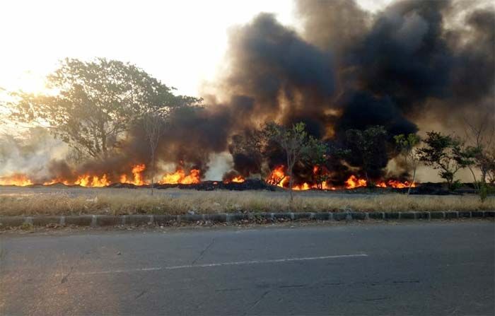 Pipa Lumpur Lapindo di Jabon Terbakar