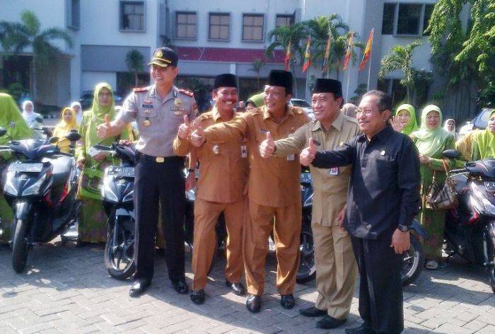 Bupati Gresik Bagi-Bagi Mobil Kepada Fatayat Muslimat