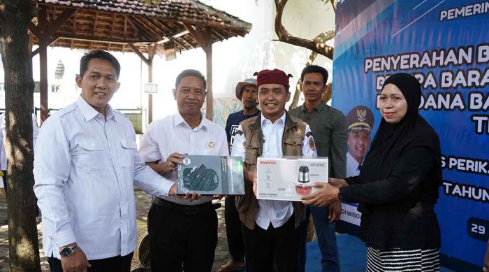 Wali Kota Pasuruan Serahkan Bantuan DBHCHT untuk Pelaku Usaha Perikanan Wali Kota Pasuruan Serahkan Bantuan DBHCHT untuk Pelaku Usaha Perikanan